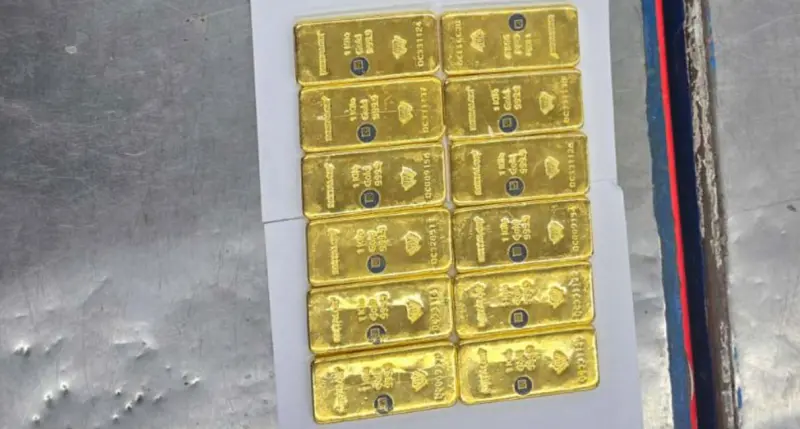 শাহজালালে ১২ কেজি স্বর্ণের বারসহ মালয়েশিয়ার নাগরিক আটক